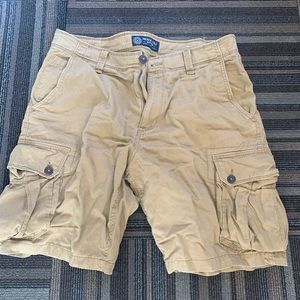 Men’s American Eagle cargo shorts. Classic fit